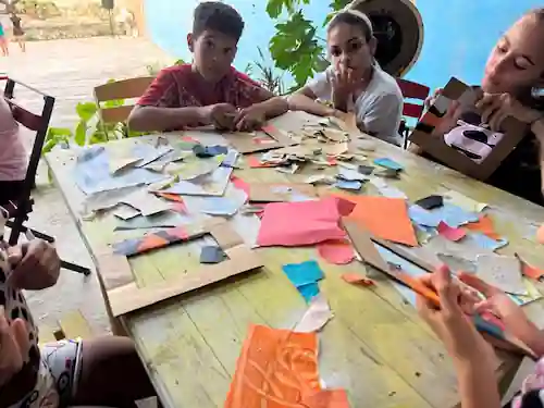 Materiales de arte en la mesa